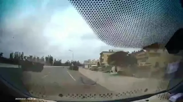 黑色轎車連續翻滾朝對向車道而來，行車紀錄器的車主連忙向右閃避。翻攝「澎湖交通即時回報平台」