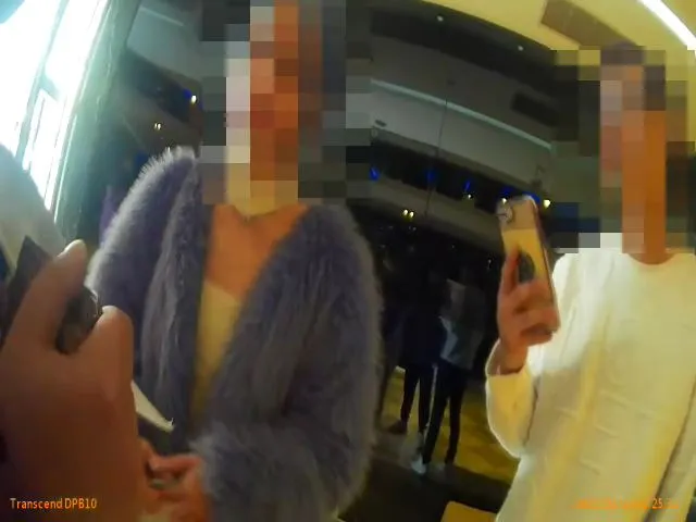 警方持拘票拘提朱女(左)。土城警分局提供