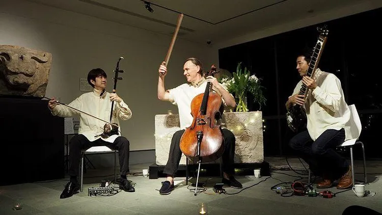 Wooonta問他跨界樂團以印度西塔琴、二胡、大提琴共演。Wooonta問他跨界樂團提供