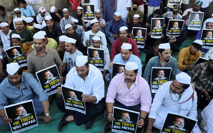 拉胡爾甘地的支持者在孟買靜坐，抗議法院的判決。