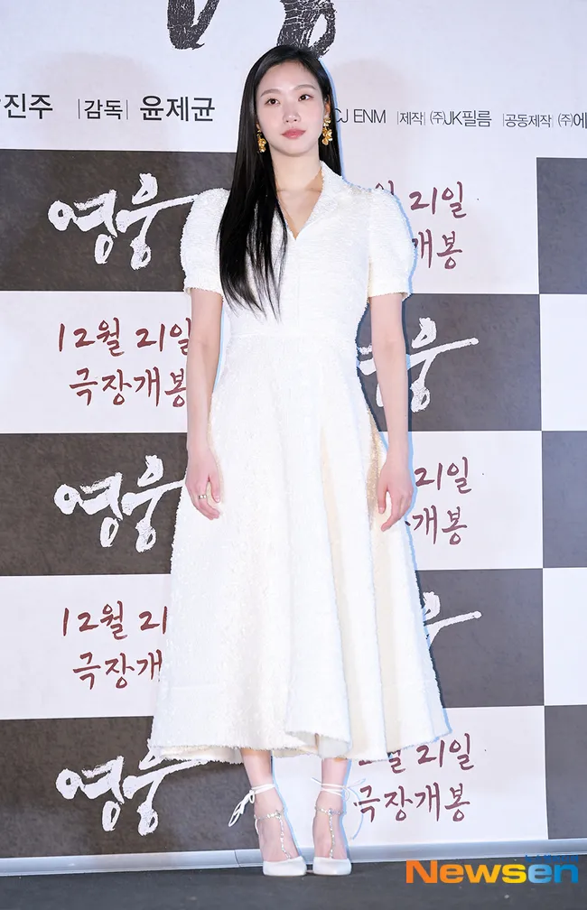 金高銀選穿了Gianvito Rossi替新娘搭配白紗所特別打造的春夏新款Brilliant高跟鞋。翻攝NEWSEN網站