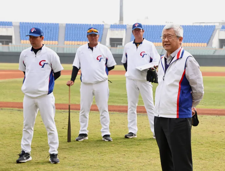 張煥禎總院長至球場為中華隊加油，並提醒參賽期間健康與安全事宜。聯新國際醫院提供