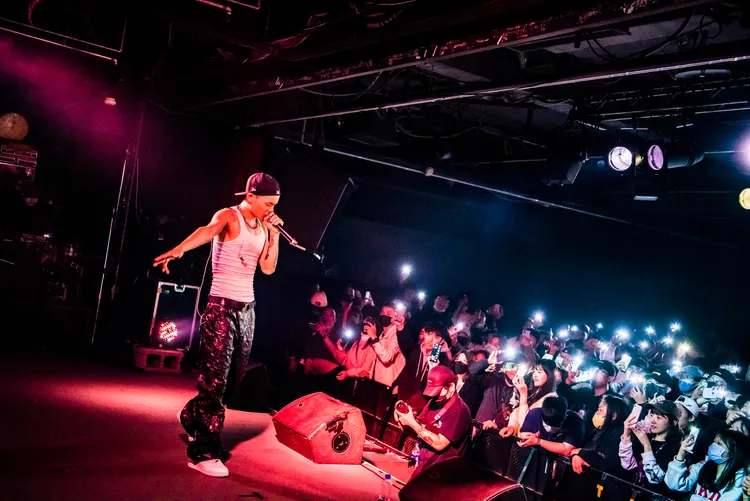 Barry Chen與歌迷分享音樂。