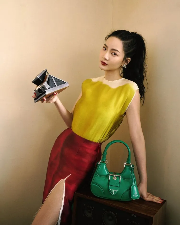 女星曾之喬全套PRADA服裝搭Moon包展現一身黃綠紅的時尚性感風貌。翻攝chiaochiaotzeng IG