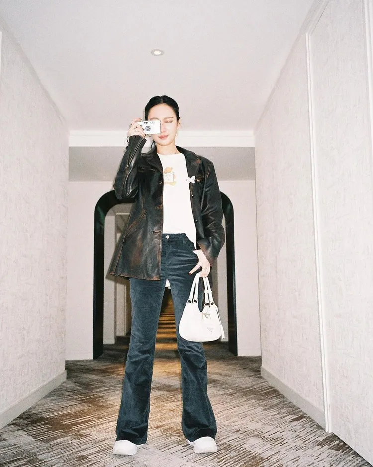 歌手吳卓源把長廊當舞台秀Moon包。翻攝juliawu94 IG