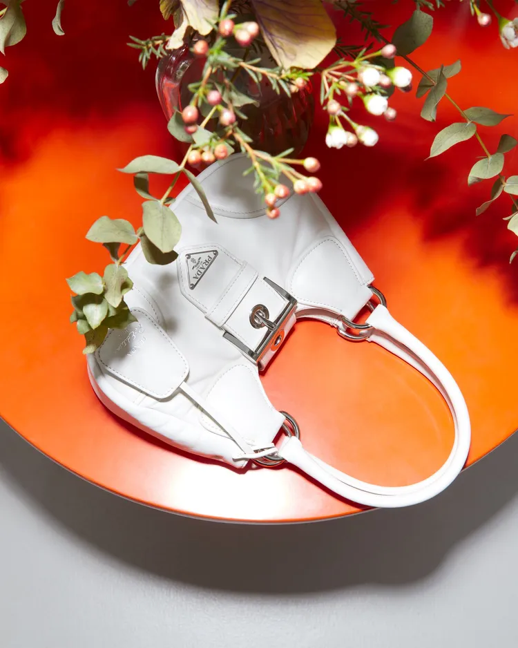 Moon Nappa軟皮革手提肩背包，7萬8000元。品牌提供