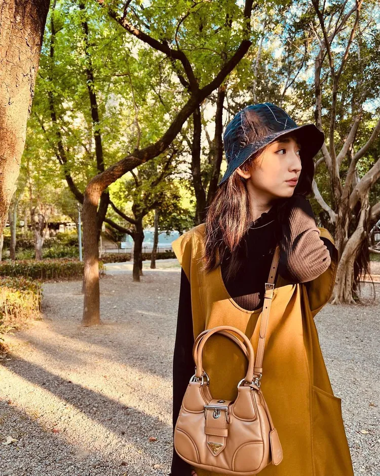 女星柯佳嬿帶上Moon包享受散步曬太陽時光。翻攝alicekochiayen IG