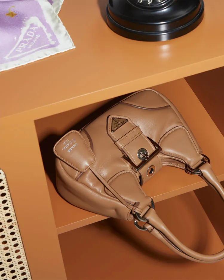 Moon Nappa軟皮革手提肩背包，7萬8000元。品牌提供