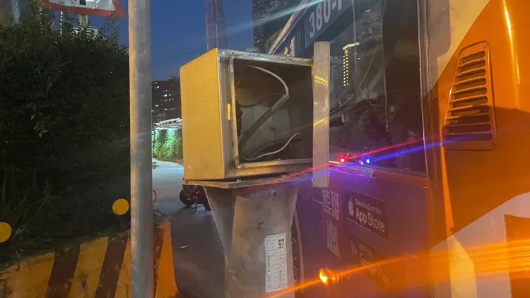 公車撞上燈箱後玻璃碎裂。三重警分局提供