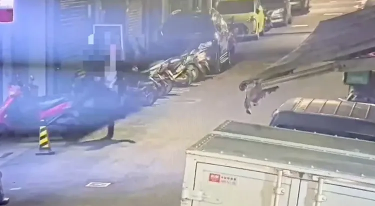 周男藉著酒意，出腳亂踹機車。翻攝畫面