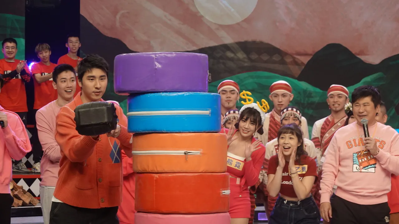 胡釋安（左）挑戰遊戲，眾人笑翻。民視提供