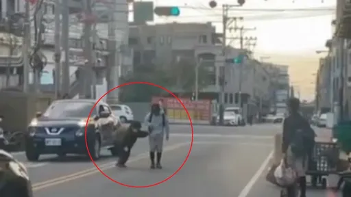 國小棒球員扶「90度彎腰婆婆」過馬路　網路瘋傳：在台中！