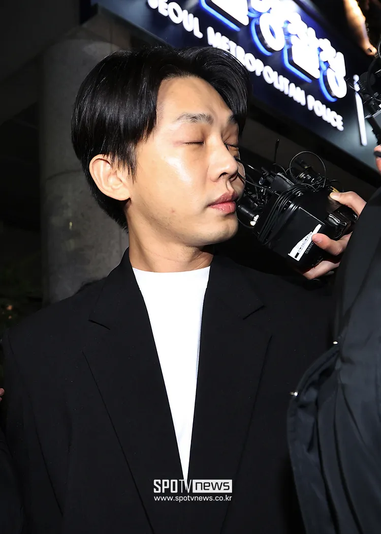 劉亞仁被窮追不捨的韓媒堵麥，留下不堪的屈辱照。翻攝SPOTV news