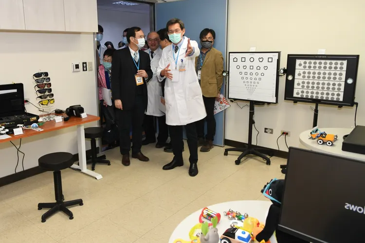 侯鈞賀介紹特殊需求視覺中心配置。台大醫院提供