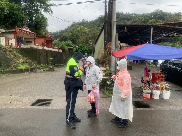 警方於部分公墓將實施交通管制。翻攝畫面