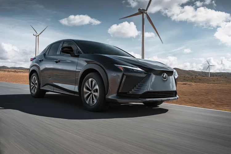 Lexus RZ450e採前、後雙馬達布局，可輸出達313匹馬力，零百加速更僅需5.3秒即可完成。原廠照片