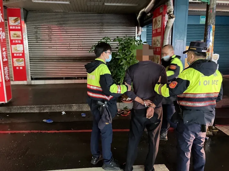 蘇男被依現行犯逮捕。翻攝畫面