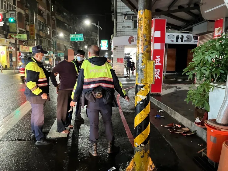 蘇男酒後攻擊警員，被依現行犯逮捕。翻攝畫面