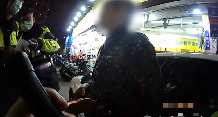 警方盤查李姓男子。新北市保大提供