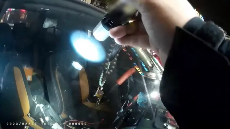 警方持手電筒朝車內照，發現毒品蹤跡。新北市保大提供