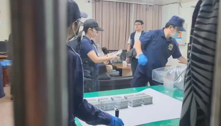 警方清點贓款。翻攝畫面