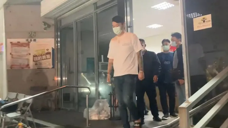 文姓男子離開派出所。翻攝畫面