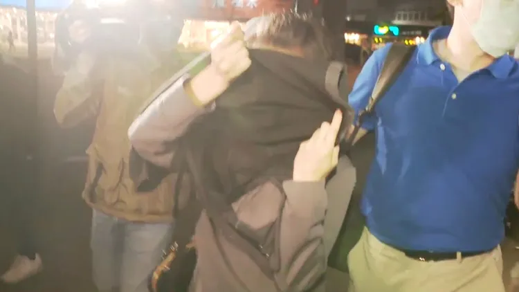 謝女昨晚離開文德派出所。翻攝畫面