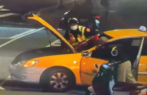 小黃快車道熄火刁路中 還好有你!警民合力推路邊求援