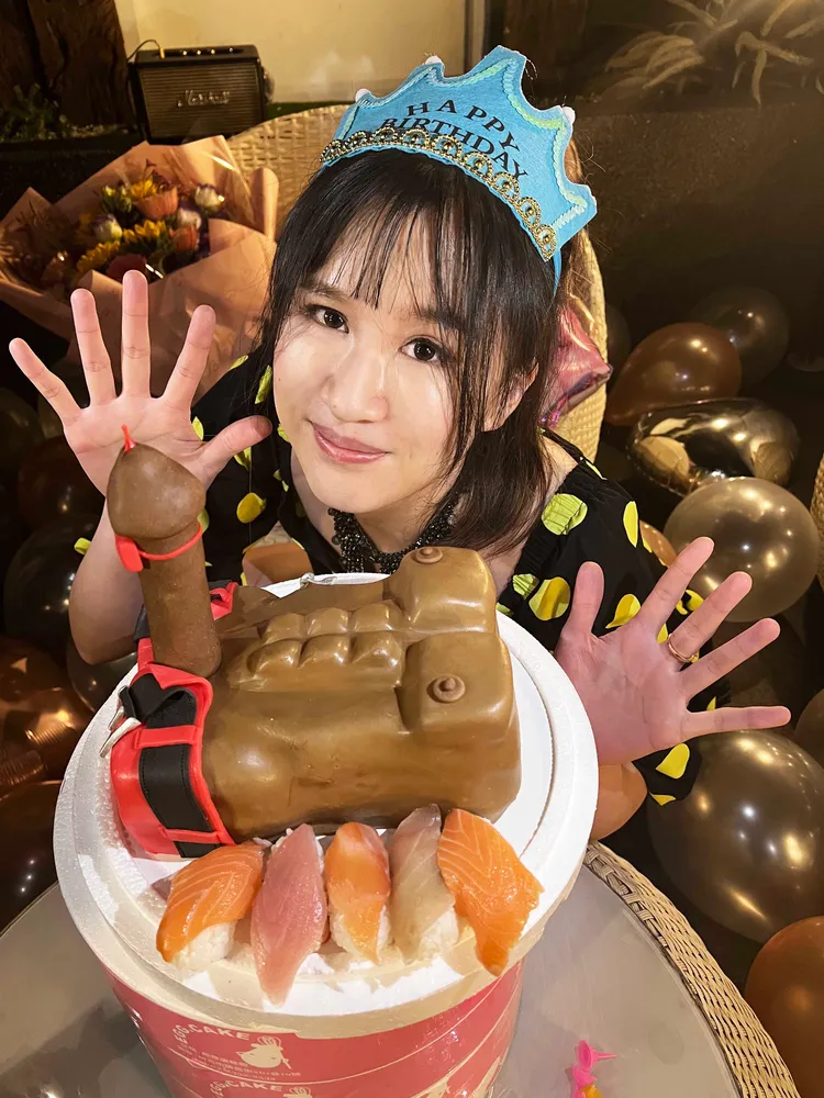 田心蕾收猛男蛋糕羞紅臉。瑞田提供