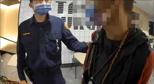 缺錢動歪腦筋偷走醫學生背包　笨賊忘拿自己包！佛珠男返速食店內撞警落網