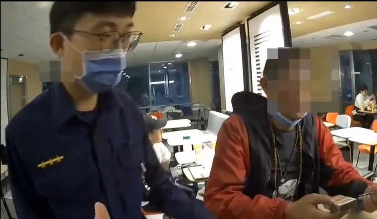 盧男掛著兩串佛珠在速食店內行竊被逮。讀者提供