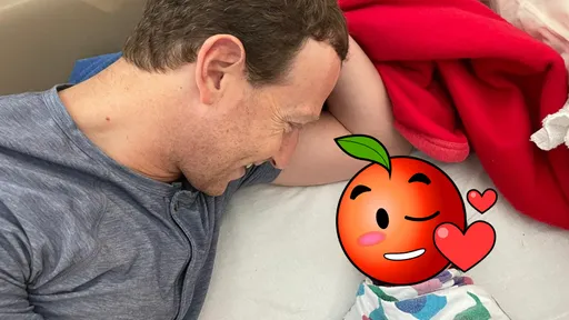 臉書創辦人薩克柏升格三寶爸 與小千金對望溫馨照引網讚