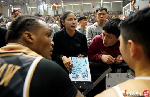 她帶領一票男籃球員出征沒問題！馬怡鴻創歷史　成台灣職籃首位奪勝女教練