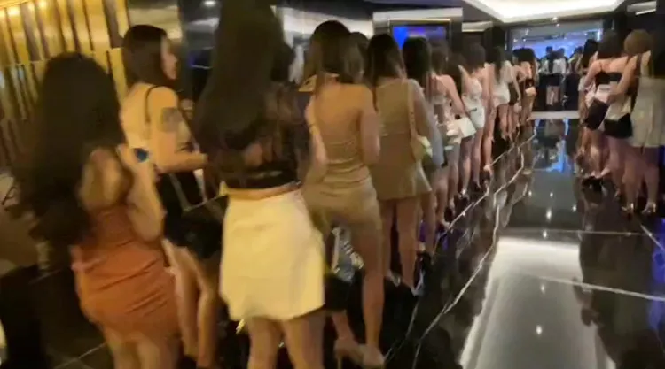 酒店小姐排排站受檢。翻攝畫面