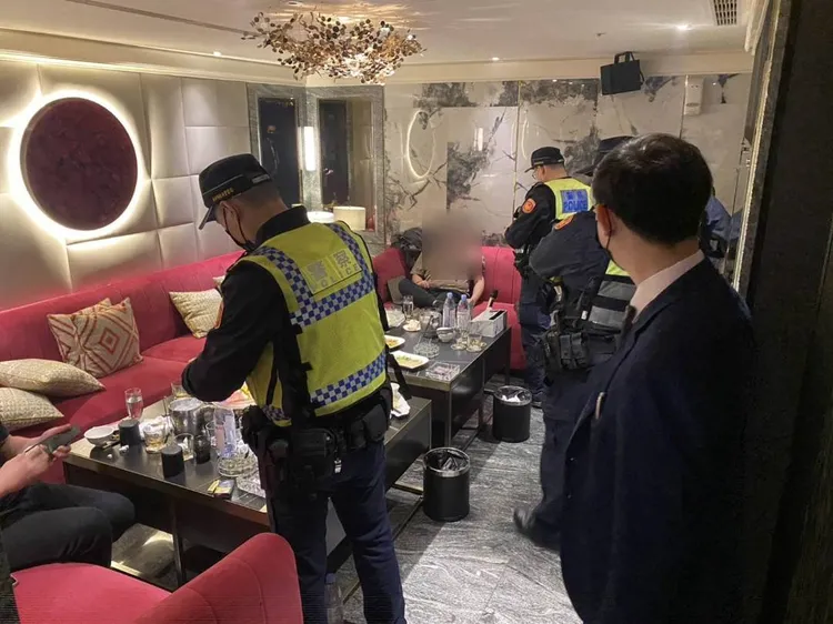 警員至酒店包廂內查驗酒客身分。翻攝畫面
