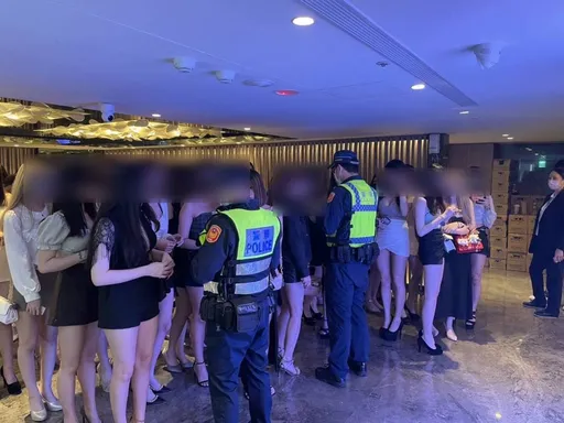 北市警深夜擴大臨檢 美腿如林!短裙酒店妹踩細高跟排排站受檢