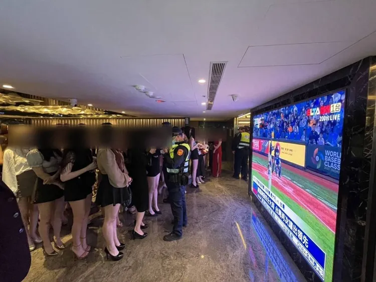 酒店電視牆上正播放棒球經典賽中華隊對義大利隊的比賽畫面。翻攝畫面