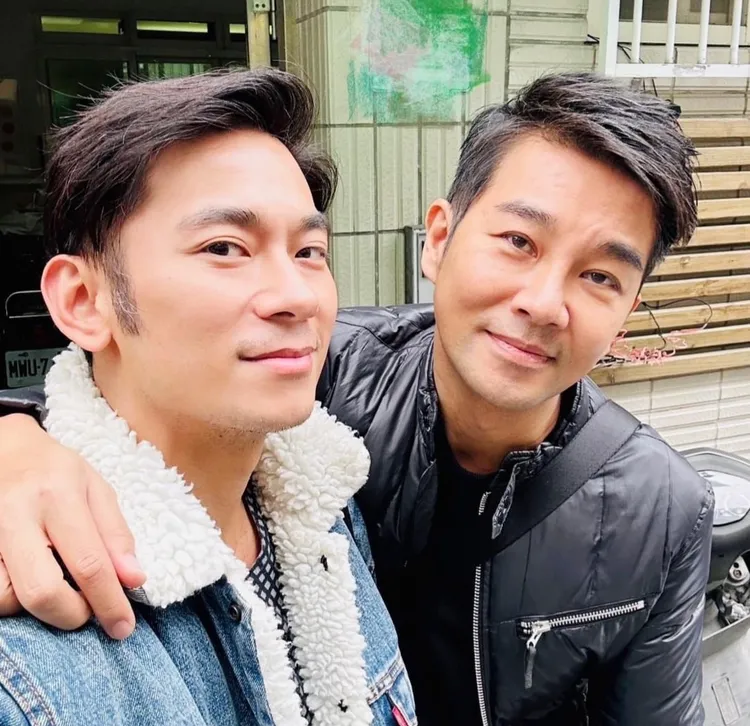 謝承均（右）和亮哲散發粉紅泡泡。翻攝謝承均臉書