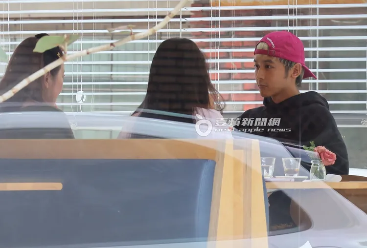 小樂（右）當天專注聽著對方講話。特勤中心攝