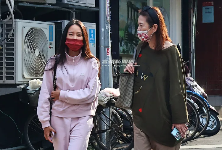 清秀女（左）和小樂媽媽一同從停車場走出，2人相談甚歡。特勤中心攝