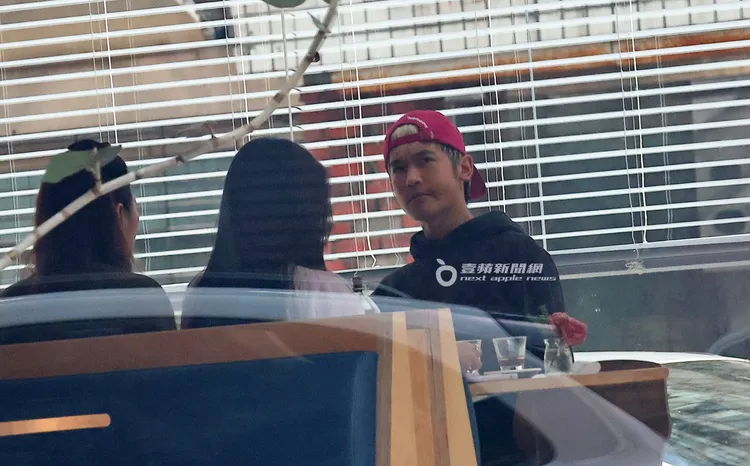 小樂（右）出現在民生社區咖啡廳，2名女子對坐。特勤中心攝