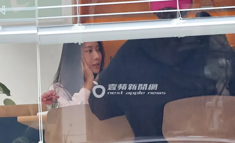 與小樂對坐的女子外表清秀。特勤中心攝