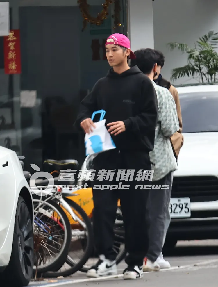 餐畢，小樂提著外帶率先走出咖啡廳。特勤中心攝