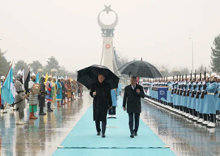 土耳其總統艾爾段（左）舉行軍禮歡迎芬蘭總統尼尼斯托（右）。路透社