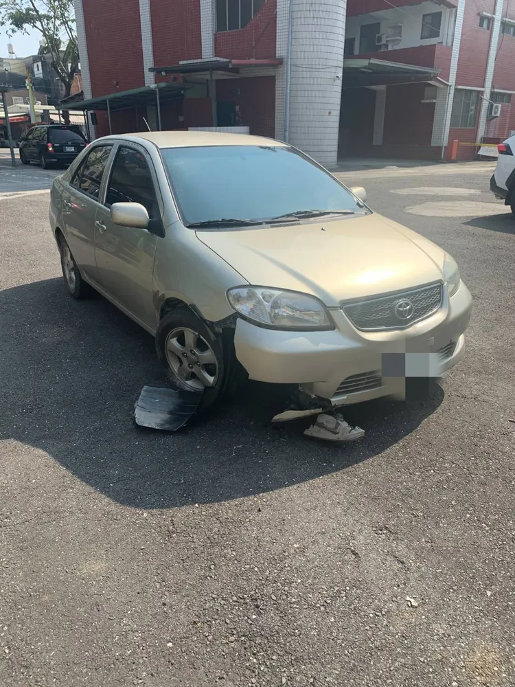 嫌犯自撞後棄車。翻攝畫面