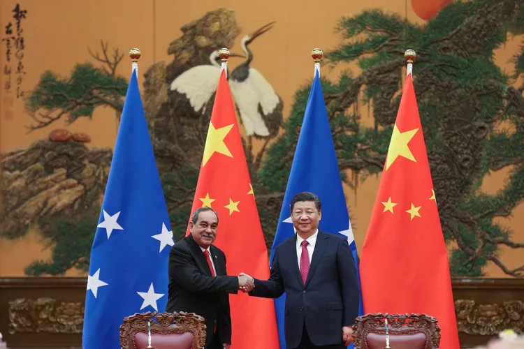 現任總統帕努埃洛日前於國會選舉，敗給前總統克里斯汀（左），克里斯汀於總統任期內，曾於2017年訪問中國，右為中國國家主席習近平。路透社