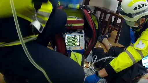 新北男吃鴨肉飯突倒地！熱心民眾與警消聯手　CPR+電擊救回一命