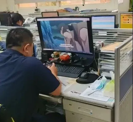 爽看火影忍者、外流監視畫面　關鍵都跟她有關！女警慘遭羈押面臨停職