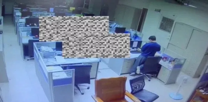 有民眾2021年逕自翻閱交通分隊小隊長桌上公文，內部監視畫面也遭流出。讀者提供