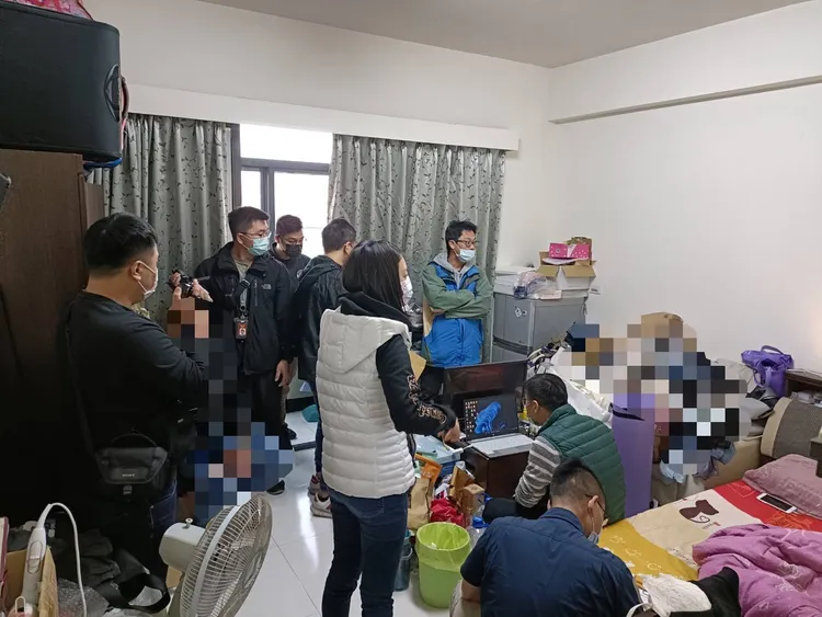 警方督察、政風人員進行搜索。讀者提供